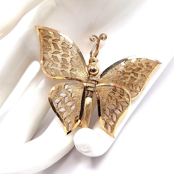 Vintage Gold Butterfly Brooch, Articulated Wings, Filigree Mid-Century Jewelry - Picture 5 of 10